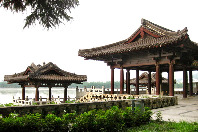 Auf dieser Tribüne beobachtete der Kaiser das Drachenbootrennen, Xuanwu-See, Nanjing